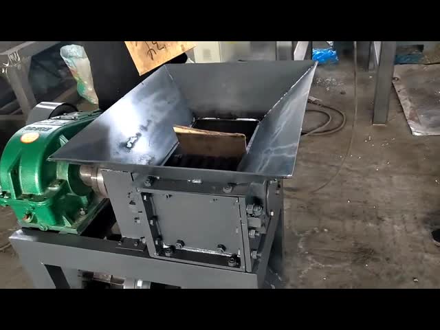 5.5kw力100-200kg/Hr屑鉄のための二重シャフトのシュレッダー