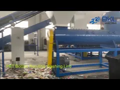 линия мойки для переработки ПЭТ бутылок 2000 кг в час с кипоразбивателем грохотом этикеткоотделителем дробилкой мойками video