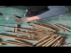 Шайба покрытая хромпиком продетая нитку стержня болта наговора гайки ASME A193 video