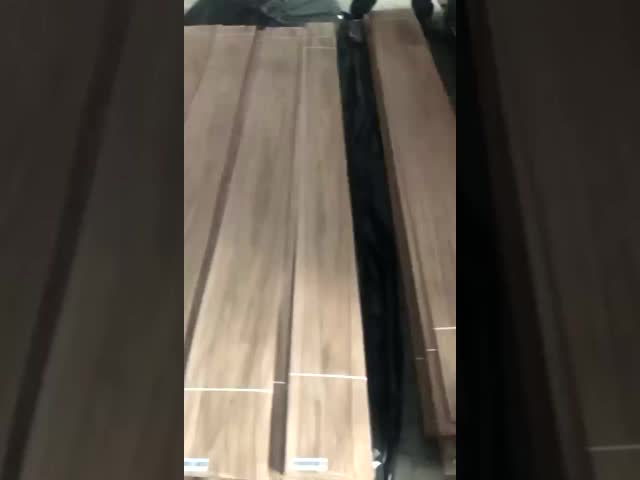 Отрезанная крона отрезала американский лист облицовки древесины грецкого ореха для мебели видео