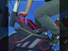 Регулируемое сидение задействуя датирующ умный закручивая велосипед крытым оборудованием фитнеса video