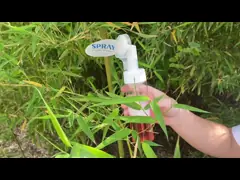 Белая пустая пенясь бутылка мытья стороны с бутылкой насоса массажа силикона щетки очищая лицевой video