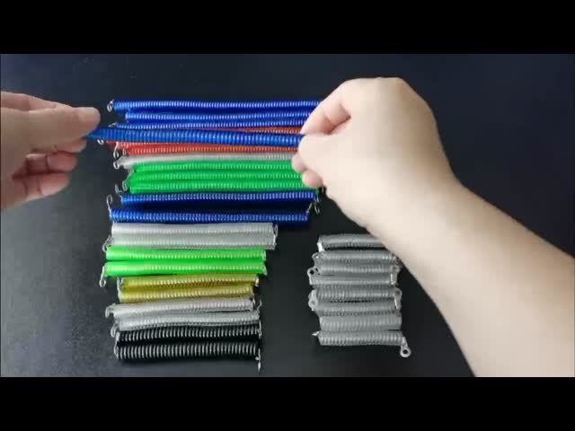透明な色の金属アイレット コネクター2pcsが付いているプラスチック螺線形のコイルの安全革紐