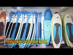 На открытом воздухе перекрестная раздувная доска затвора стоит вверх Surfboard для Beginner video