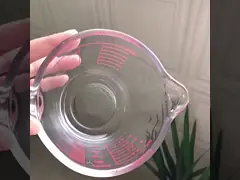 Чашка кухни печь стеклянная измеряя с красными графиками микроволной и печью video