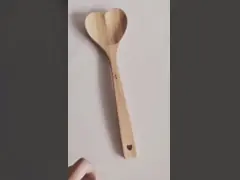 Деревянное сердце сформировало бамбуковую ложку выгравированную для варить ложку любов video