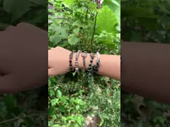 ハンドメイドの黒い胆石は金によってめっきされるジルコンのペンダントと置かれるブレスレットに玉を付ける video