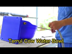 Удар Waterer поголовья шара коровы LLDPE 4L выпивая автоматический - устойчивый video