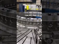 Выкованные большие шестерни закручивают в спираль крася сплайн зубов наклона шпоры video