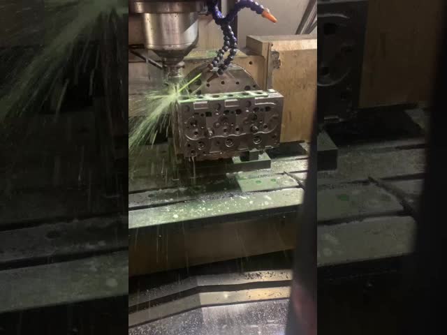 Головка цилиндра D1402 двигателя дизеля Kubota для трактора D1402 KUBOTA видео