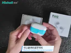 Практически черный немедленный переводчик Earbuds, белые наушники в реальном времени перевода video