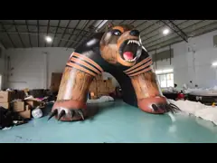 Подгонянный большой футбольный матч талисмана крупного плана начиная тоннель шлема входа раздувной video