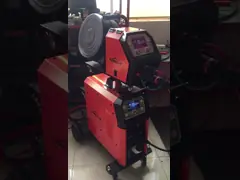 MIG500LS 2 Дисплейная сварочная машина Gmaw с отдельным проволочным питателем и отдельным водяным охладителем video