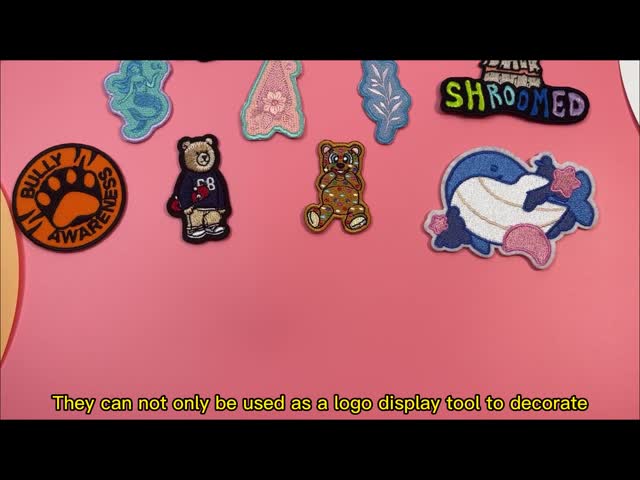 Утюг письма алфавита на лазере заплаты вышивки отрезал эмблему плеча границы видео