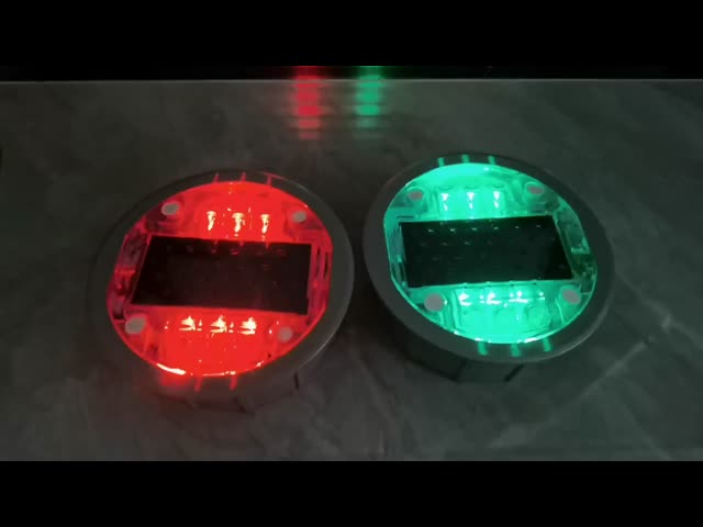 2.5V Dia 136mmの太陽道のマーカー パークウェイの安全のための57トンの重量の抵抗