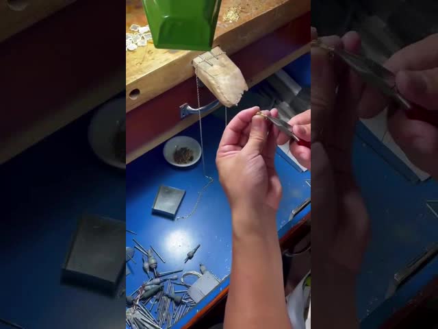 Luxury Brand 18K Gold Diamond Bracelet  Serpenti Viper Bracelet Manufacturer video