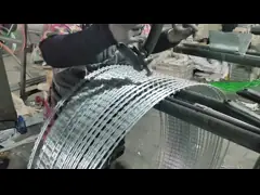 Концертина нержавеющей стали свертывает спиралью безопасность провода ограждая предохранение от границы провода используя video