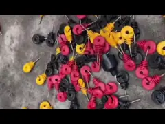 Черные электрические изоляторы столба загородки звенят Винт-в деревянных изоляторах столба video