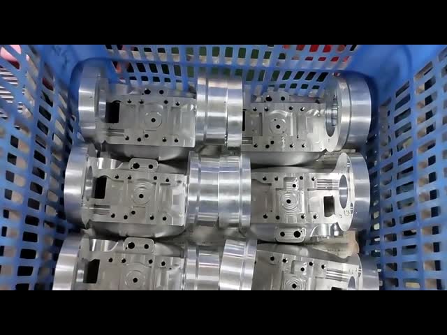 Изготовленные на заказ анодируя части металла алюминия высокой точности подвергая части механической обработке металла CNC поворачивая видео