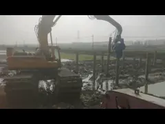 Куча СДЛГ установленная экскаватором управляя вибромолотом для солнечного строительного проекта video