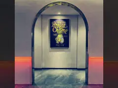 Разрушать полиэтиленовый пакет отверстия пунша груши шарика кладя тяжелую вешалку в коробку сумки video