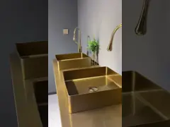 Нержавеющая сталь квадрата 304 над встречной раковиной с попом вверх стекает почищенный щеткой розовый цвет золота video