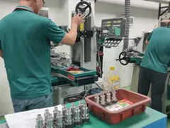 Изготовленные на заказ части прессованной пластмассы 58-62HRC, 1,2379 пластиковых компонента прессформы video