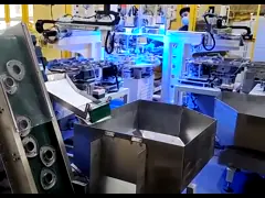 Автозапчасти автомобиля распарывают сварочный аппарат амортизатора удара держателя video