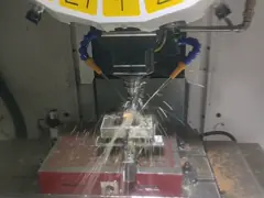 Олово нитрирования отлило пластиковые компоненты в форму, прессформу квадратной головки в продетых нитку вставках video