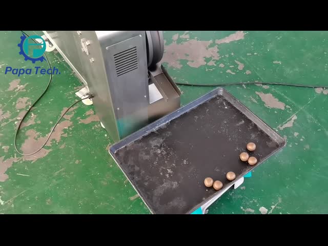 ベティCrockerは機械を作るバースデー・ケーキのクッキーのこね粉のかみ傷を非焼く
