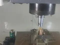 Профессиональные пластиковые отливая в форму части, ядр и полость в инжекционном методе литья в Китае video