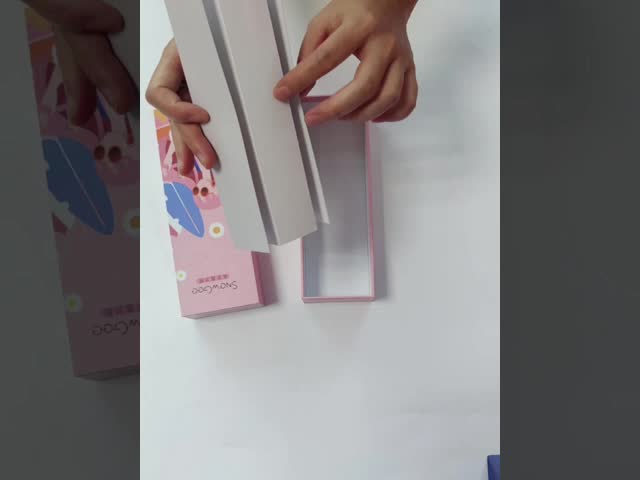 Изготовленная на заказ упаковка обуви футболки одежд ЛЮБИМЦА еды картона подарочной коробки бумаги КМИК твердая видео