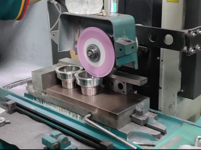 Крепкие отлитые в форму компоненты точности SKD61, провод 44-46 HRC EDM отрезали части видео