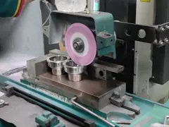 Крепкие отлитые в форму компоненты точности SKD61, провод 44-46 HRC EDM отрезали части video