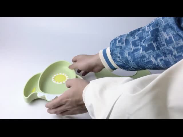 スプーンが付いているカスタマイズされたシリコーンの赤ん坊の供給の一定の食品等級胸当ておよびボール セット