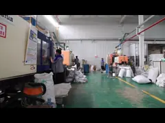 Снимая ногти крышки изоляции хвостовика кольца для поддерживая штепсельной вилки стены штырей video