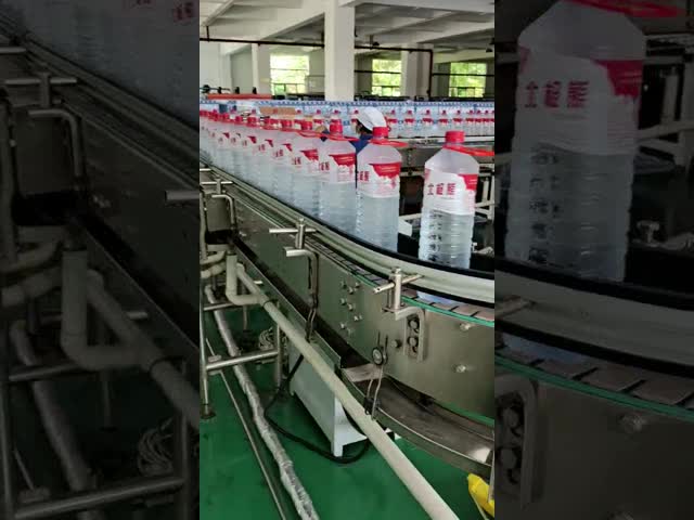 Water oil plastic bottle handle applicator