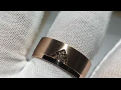 кольцо золота 9K - с отрезком вне и выступая квадратным цирконом установите в четырехточечный держатель video