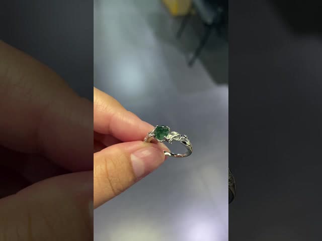 性質は自然な緑のコケ瑪瑙の一つはめの宝石の婚約指輪の森林リングを促した