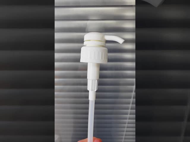 K206-11 Shiny White Screw Lotion Pump Discharge Rate 4ml/T Nonspill Spring Inside
