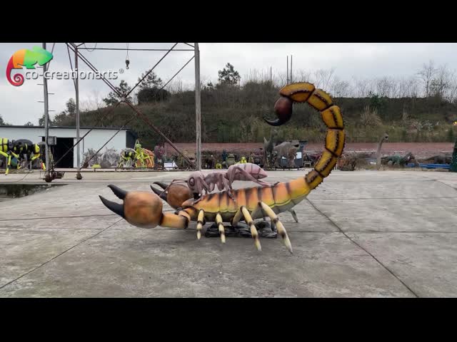 リアルで現実的なアニマトロニクス動物の蠍は蟻の日曜日の抵抗と戦う