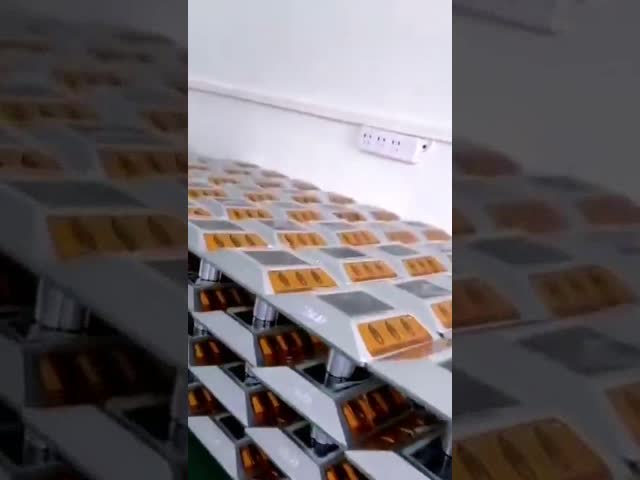 Алюминиевый шоссе с светодиодом отражающий светодиод солнечная дорога видео