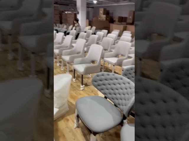 A sala de jantar de couro adornada do restaurante preside a sala do VIP sobre o espaldar da forma de Shell do tamanho