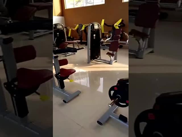 トレーナーの適性のスミス広範囲の機械ずんぐりとした棚の体育館の列機械