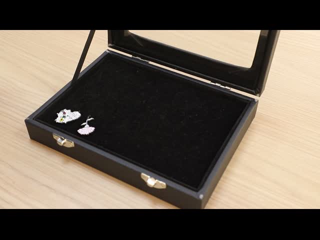 米国の芸術の日本製アニメの注文の金の折りえりピン箱が付いている光沢があるかわいく柔らかいエナメルのバッジ