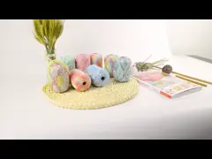 Рука вязания крючком вяжет хлопчатобумажную пряжу пряжи 100% шелковистую video