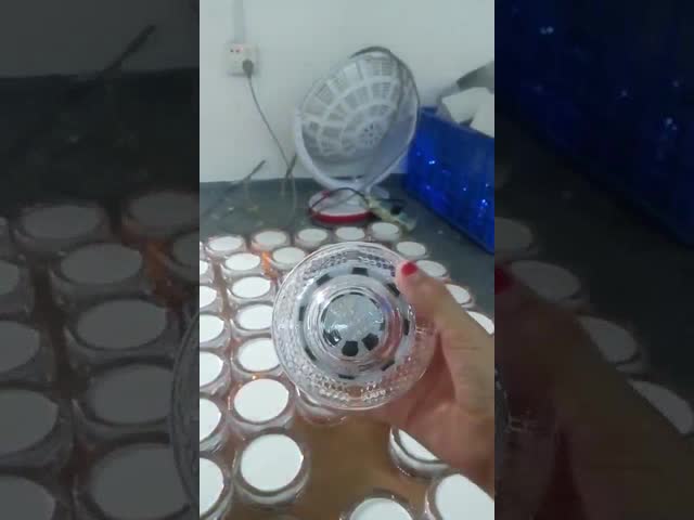 Закаленное стекло привело предупреждение подъездной дороги стержня дороги глаз кота башни солнечное светлое видео