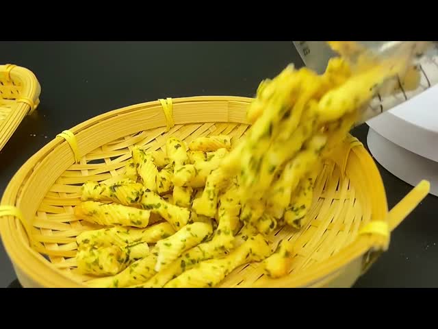日本のタイの緑の海藻米のクラッカーの軽食は定形螺線形になる