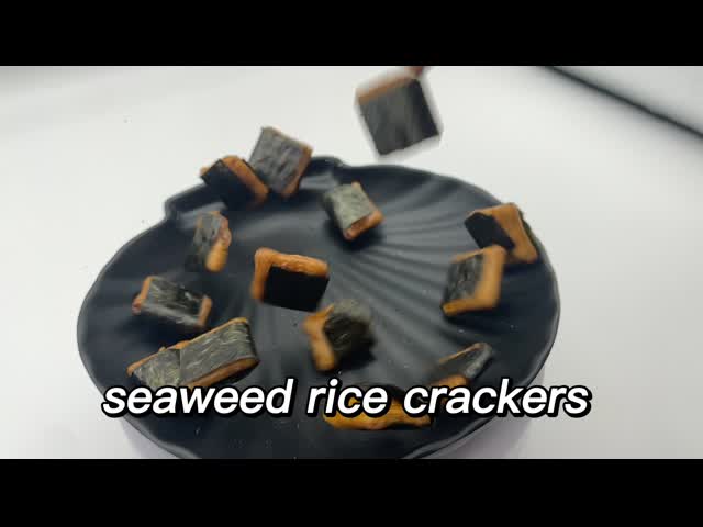 非揚げられていた海藻によって包まれるクラッカー