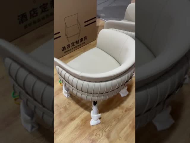 房状にされていた革木製のレストランはパッドを入れられた家具製造販売業H77cmの議長を務める